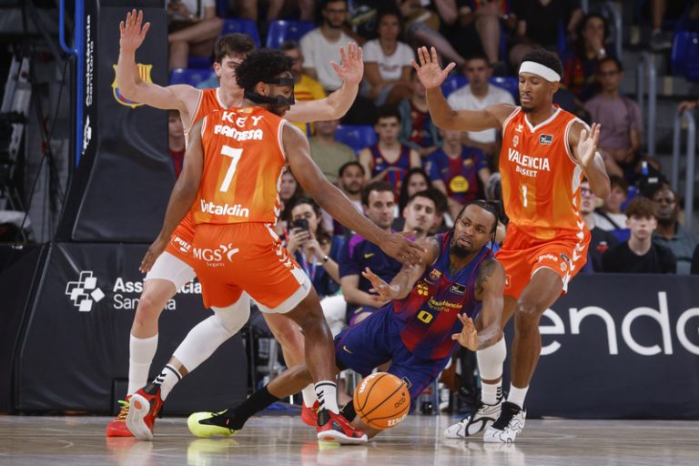 El València atropella al Barça en el Palau i assegura el factor pista en el play-off