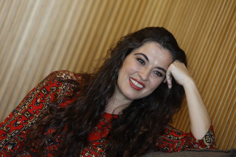 Sílvia Pérez Cruz reivindica la dualitat i l’aigua en el seu nou disc sobre migracions i emocions