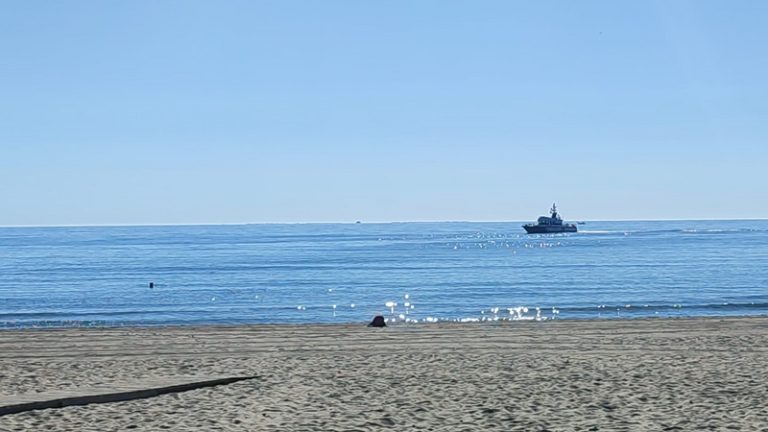 Continuen buscant a un banyista desaparegut a la platja del Campello (Alacant)