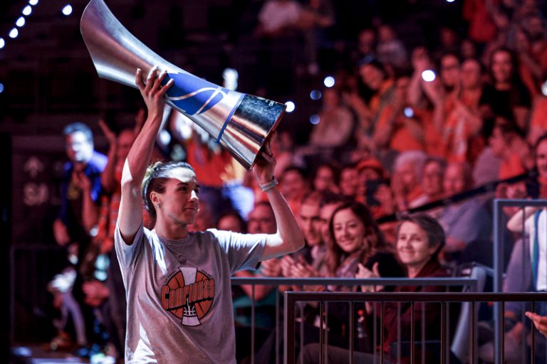L’afició taronja plena el Roig Arena per a celebrar la primera Lliga Femenina Endesa a casa