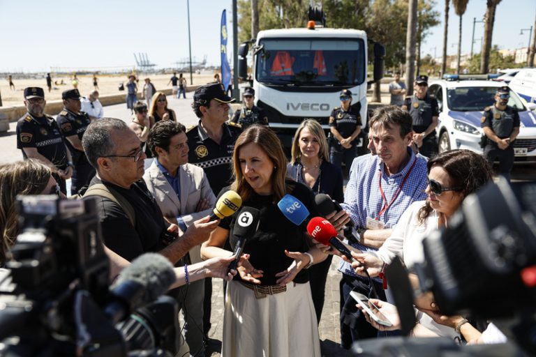 L’alcaldessa defén que l’aigua de la platja del Cabanyal manté paràmetres bons