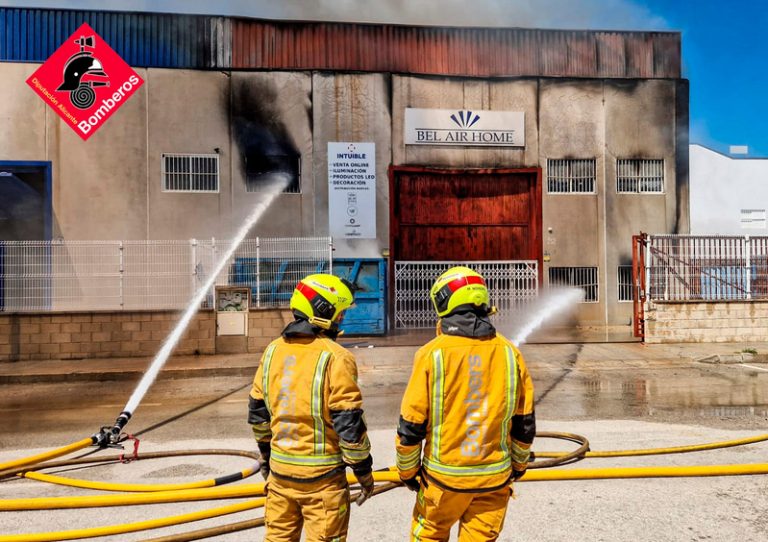 Un incendi de palets en una nau d’Almoradí mobilitza a diversos parcs de bombers