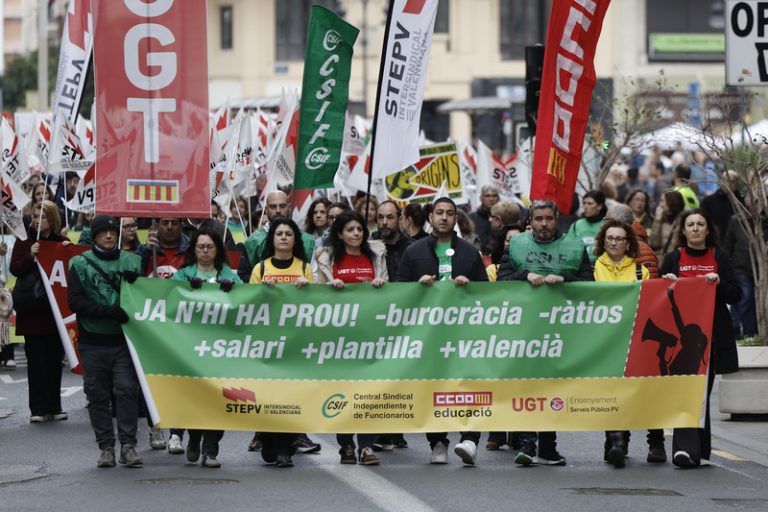 Els sindicats denuncien servicis mínims abusius en 2n de Batxillerat per la vaga indefinida