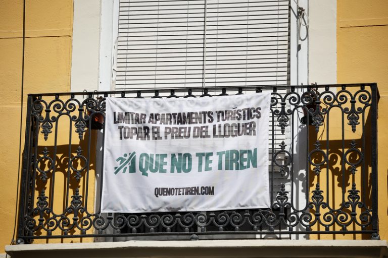 Vivenda exigix a la Comunitat Valenciana actuar contra 15.000 pisos turístics il·legals