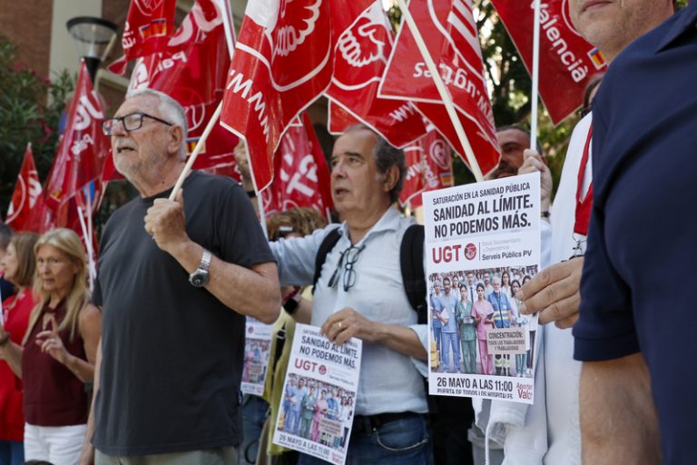 Concentracions davant els hospitals denuncien la situacion limite de la sanitat publica valenciana