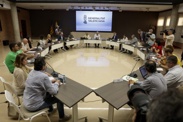 STEPV, CCOO i UGT mantenen el pols i rebutgen la nova oferta d’Educació sobre ràtios i sous
