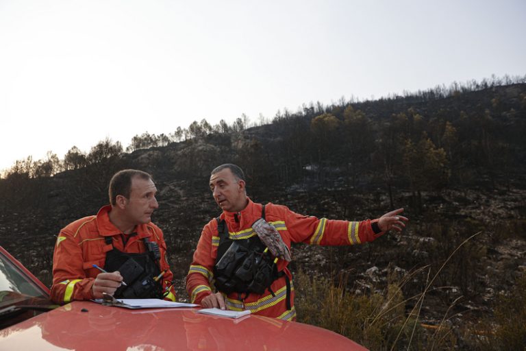 Desallotgen un càmping per un incendi forestal a Rugat ja controlat