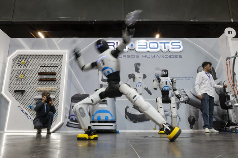 RH BOTS llança dos robots humanoides de codi obert amb IA Física per a empreses