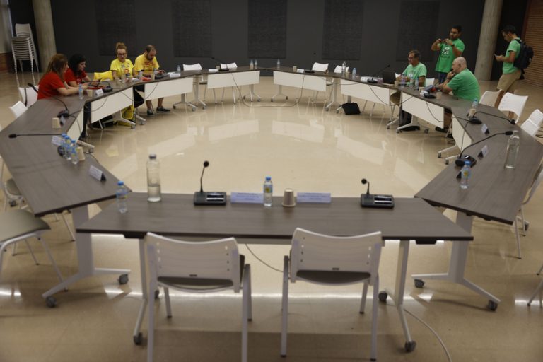 Educació cita als sindicats el dilluns i STEPV, CCOO i UGT es queden en la taula de negociació