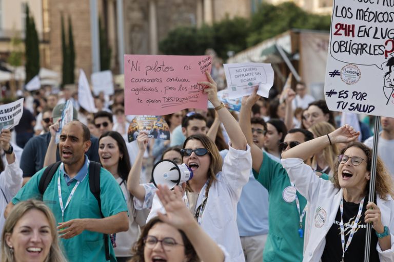 Centenars de metges es manifesten a València per a exigir més personal i millors condicions laborals