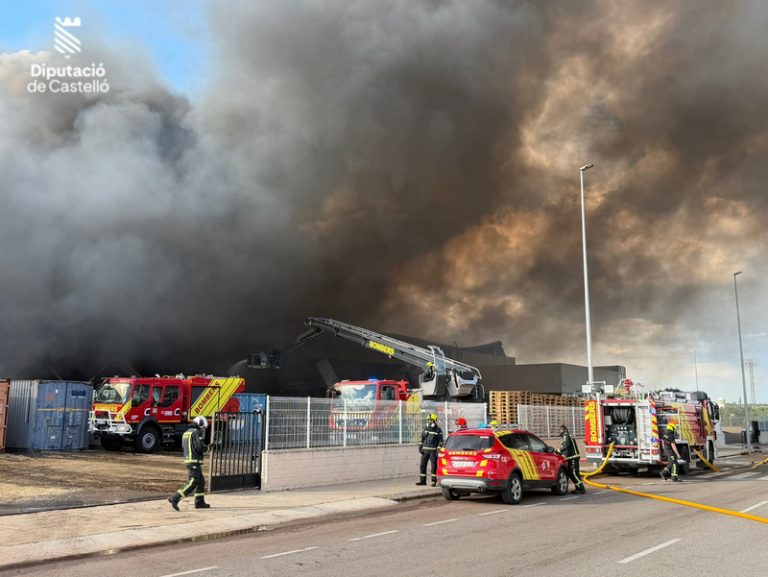 L’incendi en la planta de processament d’ametla de Vall d’Alba seguix actiu després de tota la nit de treball