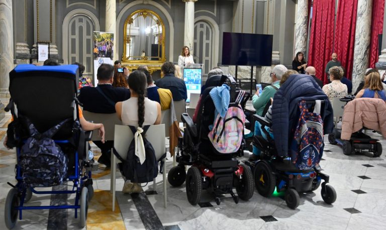 València estrenarà este estiu punts de bany a la platja per a persones amb paràlisi cerebral