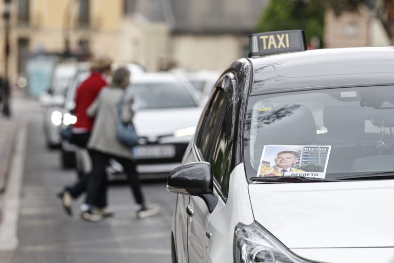 Els taxistes col·lapsen el centre de València en una nova protesta contra les VTC