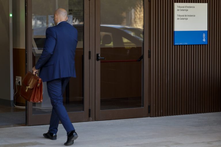 La jutgessa conclou que l’És_Alert per la DANA va ser tardà i es va bloquejar per dubtes jurídics i lingüístiques