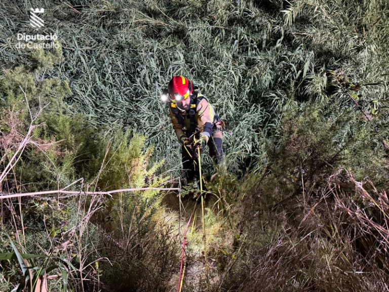 Rescaten a dos persones després de caure el seu cotxe al riu Millars a Vila-real