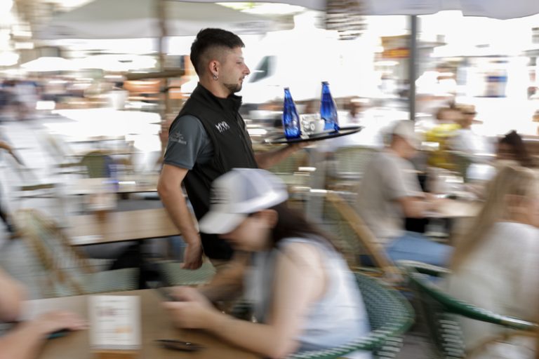 Estiu de rècord en ocupació: hostaleria i distribució oferixen milers de vacants qualificades