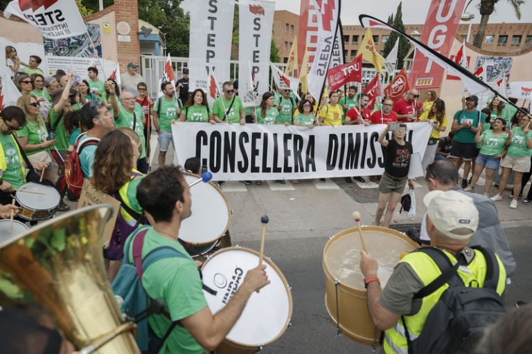 El Govern investiga l’agressió d’un policia a una dona en una protesta de professors a València