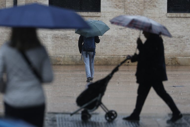Ruixats amb tempesta i possible graníssol a l’interior de Castelló i màximes en descens