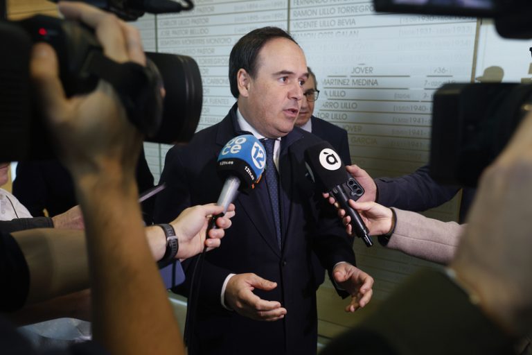Pérez Llorca confia a tancar este dimarts l’acord que pose fi a la vaga docent indefinida