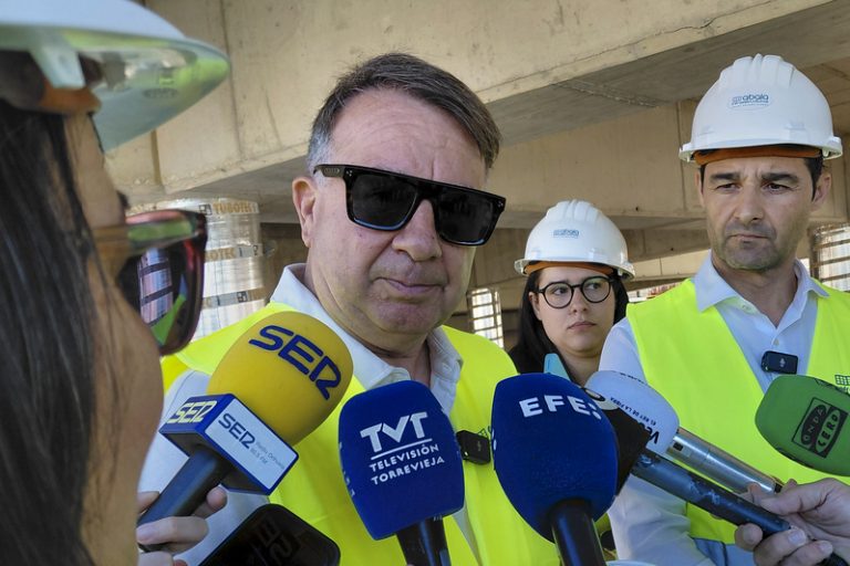 El pare d’Enrique Riquelme evita aclarir si el seu fill es presentarà contra Florentino Pérez en el Reial Madrid