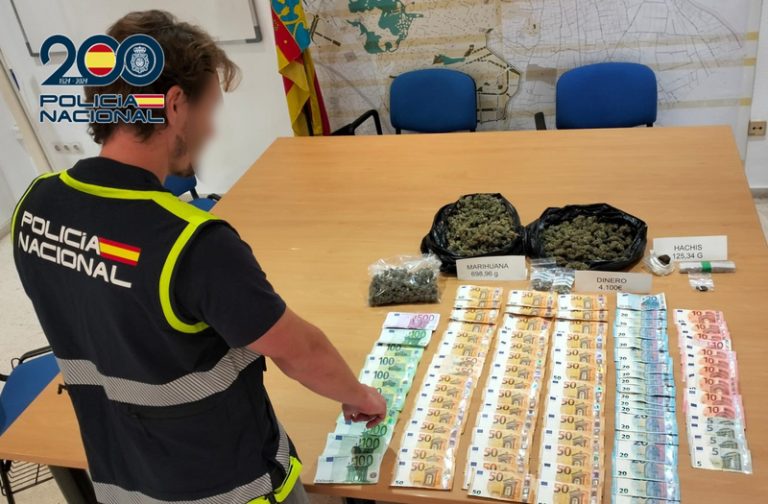 Desmantellat un punt de venda de droga enfront d’un col·legi a Torrent amb un detingut