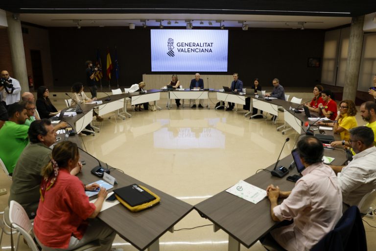 Educació fixa un topall de 200 euros de pujada al professorat i la rebaixa de ràtios seguix sense acord