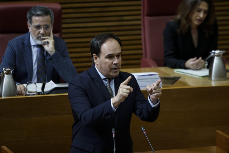 Pérez Llorca insta els sindicats docents a reprendre el diàleg en plena vaga