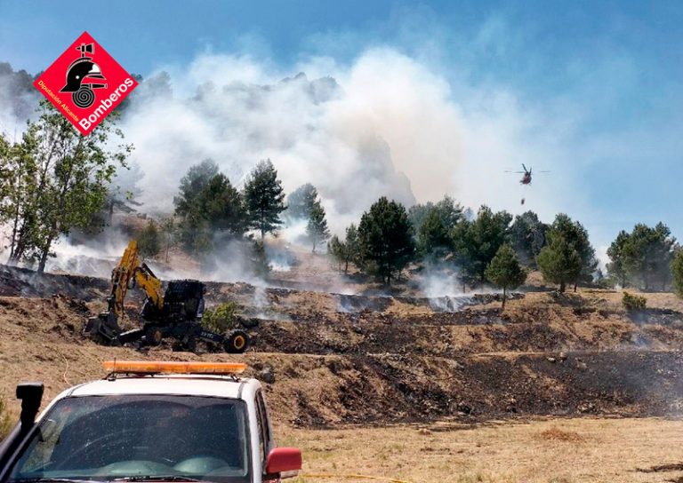 Tres mitjans aeris i diverses dotacions terrestres combaten un incendi forestal a Benimantell