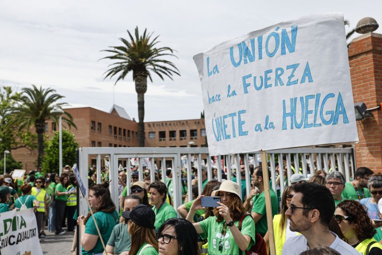 Les directives de centres públics amenacen amb dimitir en bloc si Educació no concreta la seua oferta
