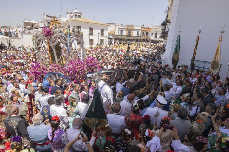 València tanca la presentació de les germanors de la Rosada després de més de deu hores de desfilada