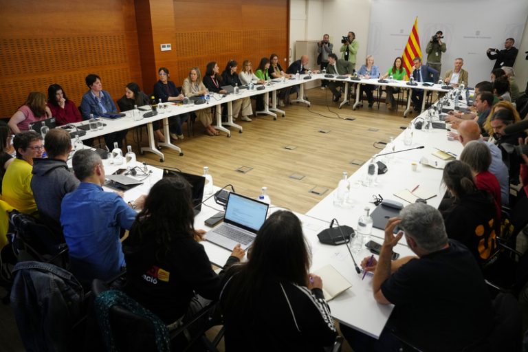 Educació cita als sindicats el dilluns per a reprendre la negociació en plena vaga del professorat