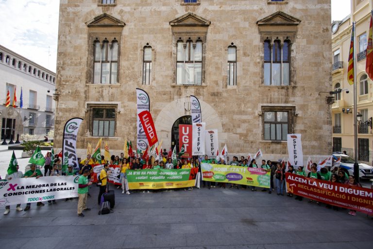Els sindicats docents reclamen a Pérez Llorca que medie per a frenar la vaga en Educació