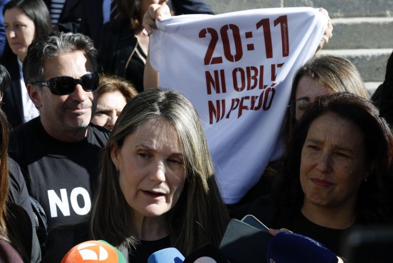 Les víctimes de la dana critiquen la retirada de reforços en el jutjat de Catarroja