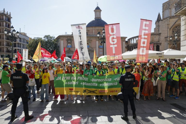 Els docents valencians tanquen la tercera setmana de vaga amb noves protestes i sense acord
