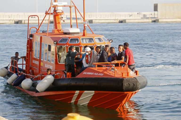 Rescatada una pastera amb 19 migrants enfront de la costa d’Alacant