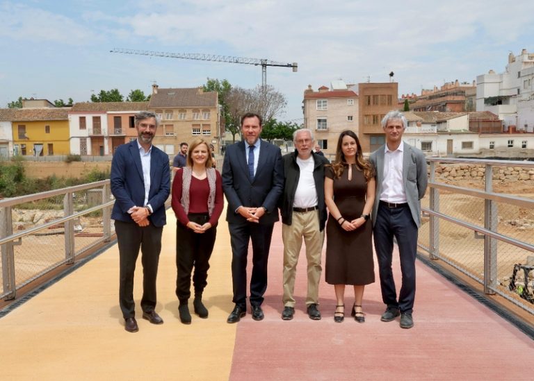 Óscar Puente visita la nova passarel·la de Picanya reconstruïda després de la dana amb 2,1 milions