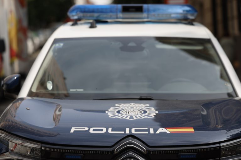 Un policia fora de servici deté a un home que agredia a la seua dona a Dénia
