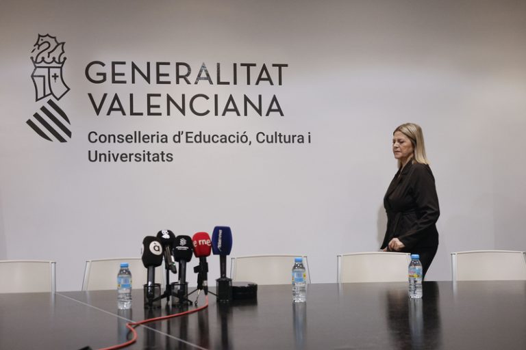 Educació defén que no decidix sota pressió i tanca la negociació salarial amb part dels sindicats
