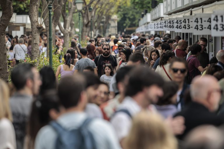 Les llargues cues en les firmes coronen l’èxit de la 61 Fira del Llibre de València
