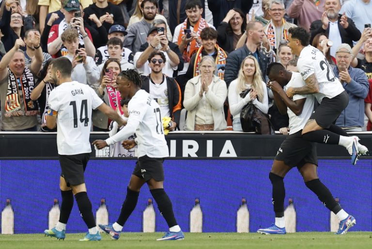 El València es juga la Lliga Conferència davant el Barcelona amb nou jugadors al final de contracte