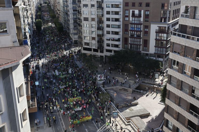 Milers de docents i famílies omplin el centre de València en la gran marxa per la vaga indefinida