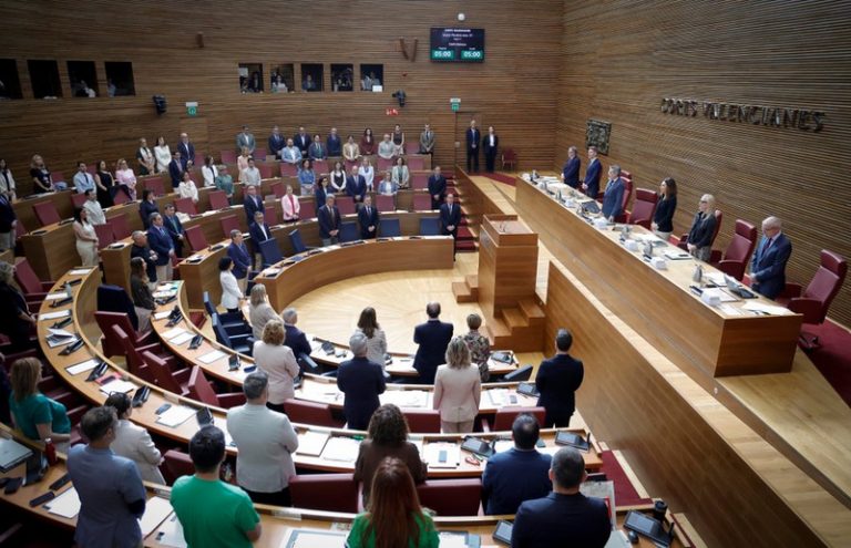 Les Corts es detenen un minut per l’assassinat masclista de Dolores