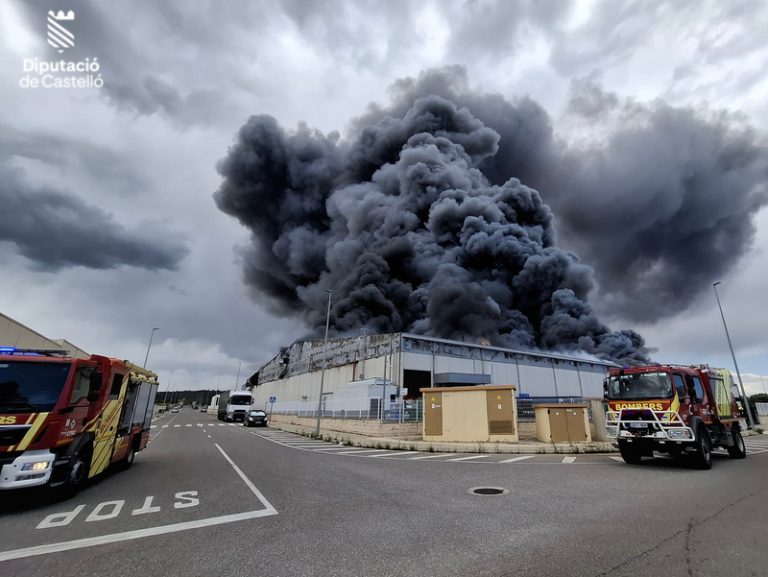Un incendi arrasa una nau de tractament d’ametla de 10.000 m² a la Vall d’Alba