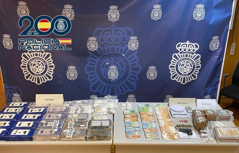 Detinguts a Dolores i Rojales amb quasi 30 quilos de cocaïna, armes i cotxes amb caletas