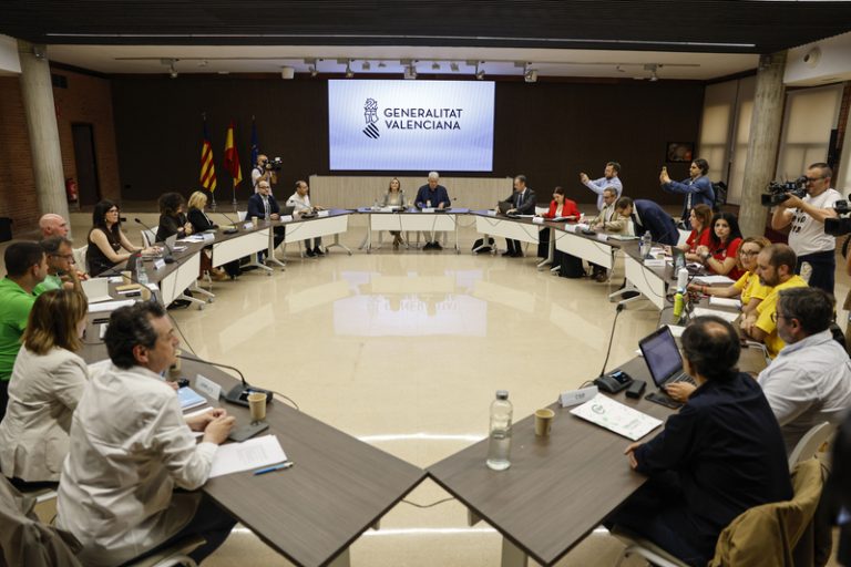 Educació proposa pujar 120 euros el salari als docents valencians en 2027