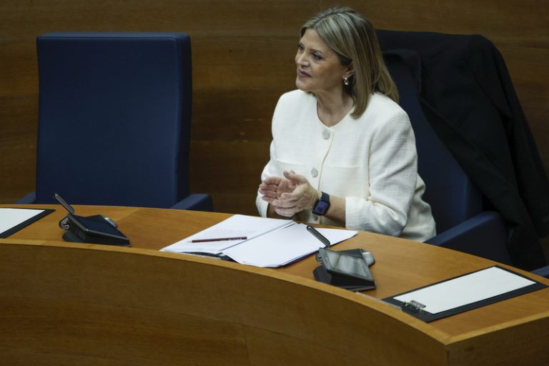 Educació proposa als docents una pujada salarial de 1.050 euros anuals abans de la vaga