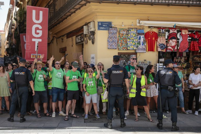 Educació avança al diumenge la novena reunió amb els sindicats per la vaga docent