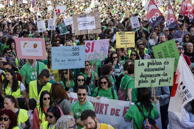 Una caixa de resistència ajuda als docents valencians en vaga indefinida