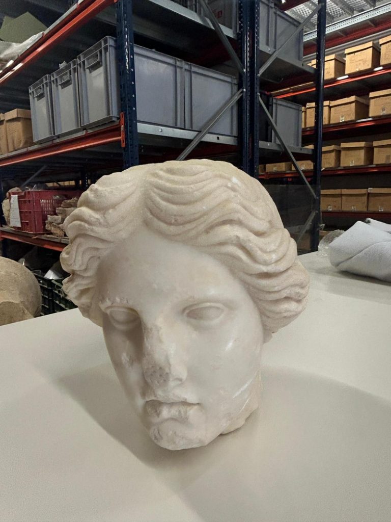 Troben a la platja de l’Almadrava un bust romà d’època altoimperial en excel·lent estat