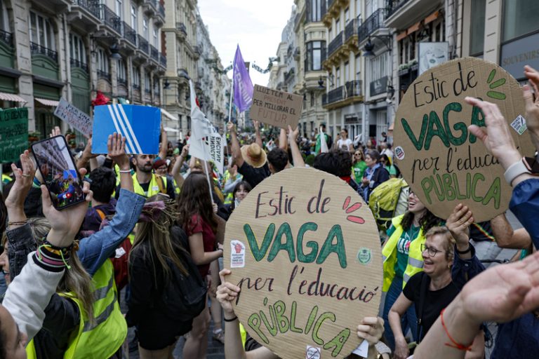 El professorat valencià intensifica la vaga amb noves manifestacions la setmana vinent